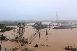 Phần bãi giáp đê khu vực cầu Hàn, thành phố Hải Dương bị ngập khi nước sông Thái Bình lên cao lúc 10 giờ sáng 11/9/2024. (Ảnh: Mạnh Minh/TTXVN)