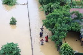 Yên Bái: Nước sông Hồng dâng cao, hàng nghìn hộ gia đình phải di dời
