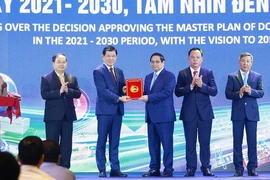 Thủ tướng Phạm Minh Chính trao Quyết định phê duyệt Quy hoạch tỉnh Đồng Nai thời kỳ 2021-2030, tầm nhìn đến năm 2050 cho lãnh đạo tỉnh Đồng Nai. (Ảnh: Dương Giang/TTXVN)
