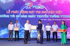 Đồng chí Vũ Việt Trang, Bí thư Đảng ủy, Tổng Giám đốc Thông tấn xã Việt Nam trao Bằng khen của Tổng Giám Đốc cho Ban Biên tập Tin trong nước. (Ảnh: Phương Hoa/TTXVN)