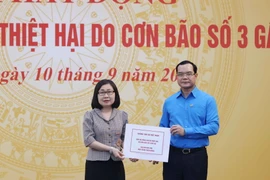 Thông tấn xã Việt Nam ủng hộ đồng bào bị thiệt hại do cơn bão số 3. (Ảnh: Phương Hoa/TTXVN)