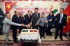 Đại sứ và Đại biện các nước ASEAN tham gia cắt bánh kỷ niệm 79 năm Quốc khánh 2/9 (2/9/1945-2/9/2024). (Ảnh do Đại sứ quán cung cấp)