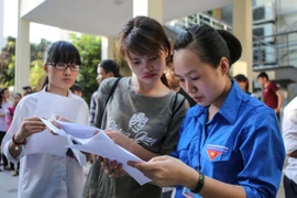 Thí sinh đến dự thi vào Đại học Quốc gia Hà Nội sáng 30/5. (Ảnh: Lê Minh Sơn/Vietnam+)