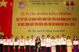 Hà Nội tặng thưởng hơn 429 triệu đồng cho giáo viên, học sinh xuất sắc