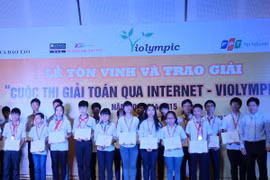 Ban tổ chức trao giải cho các thí sinh trong cuộc thi Violympic năm học 2014-2015. (Ảnh: Đại học FPT)