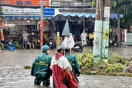 Khu vực Tỉnh lộ 43, thành phố Thủ Đức trở thành “biển nước” sau cơn mưa. (Ảnh: Hồng Giang/TTXVN)