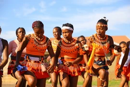 Một điệu nhảy chào mừng quý khách đến buổi lễ đăng quang.(Ảnh: Hồng Minh/TTXVN)