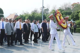 Đoàn đại biểu lãnh đạo, nguyên lãnh đạo Đảng, Nhà nước, Mặt trận Tổ quốc Việt Nam đến dâng hương, dâng hoa tưởng nhớ, tri ân các Anh hùng Liệt sỹ tại Nghĩa trang Liệt sỹ quốc gia A1. (Ảnh: Lâm Khánh/TTXVN)