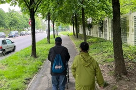 Du khách Việt tại Paris, Pháp. (Nguồn: Vietnam+)