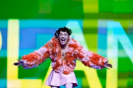 Ca sỹ người Thụy Sĩ Nemo giành chiến thắng trong Cuộc thi Eurovision 2024 với ca khúc “The Code” tại Malmo, Thụy Điển ngày 12/5/2024. (Ảnh: )AFP/TTXVN