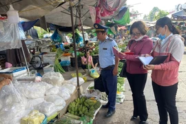 Hoạt động kiểm tra tại cơ sở kinh doanh thực phẩm. (Nguồn: Cục Quản lý Thị trường)