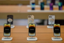 Điện thoại iPhone của Apple được bày bán tại cửa hàng ở Mumbai, Ấn Độ ngày 17/4/2023. (Ảnh: AFP/TTXVN)