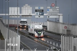 Xe tải chuyển hàng qua khu cảng thuộc Calais nằm giữa Pháp và Anh. (Ảnh: AFP/TTXVN)