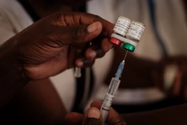 Một điểm tiêm vaccine ngừa bệnh sốt rét tại Gisambai, Kenya. (Ảnh: AFP/TTXVN)