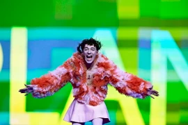 Ca sỹ người Thụy Sĩ Nemo giành chiến thắng trong Cuộc thi Eurovision 2024 với ca khúc “The Code” tại Malmo, Thụy Điển ngày 12/5/2024. (Ảnh: )AFP/TTXVN