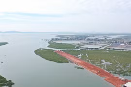 Khu vực triển khai dự án Bến cảng tổng hợp Vạn Ninh nhìn từ trên cao. (Ảnh: Thanh Vân/TTXVN)