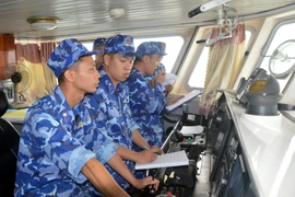 Chỉ huy lực lượng tuần tra Cảnh sát biển Việt Nam điện đàm với lực lượng tuần tra nước bạn. (Ảnh: Mạnh Thường/TTXVN phát)