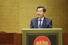 Phó Thủ tướng Lê Minh Khái, thừa ủy quyền của Thủ tướng Chính phủ trình bày Báo cáo đánh giá bổ sung kết quả thực hiện kế hoạch phát triển kinh tế-xã hội và ngân sách nhà nước năm 2023; tình hình thực hiện kế hoạch phát triển kinh tế-xã hội và ngân sách nhà nước những tháng đầu năm 2024. (Ảnh: TTXVN)
