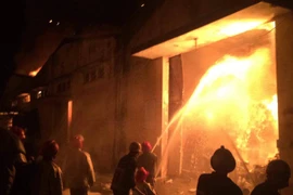 Cháy dữ dội tại khu vực Cảng Sài Gòn, có nhiều tiếng nổ lớn