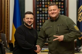 Tổng thống Ukraine Volodymyr Zelensky và ông Valery Zaluzhny tại Kiev, ngày 8/2. (Ảnh: Reuters)