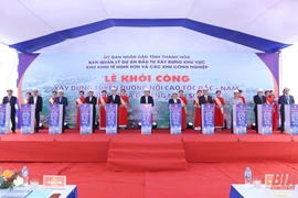 Các đại biểu thực hiện nghi thức khởi công dự án đường nối cao tốc Bắc-Nam, Quốc lộ 1A đi cảng Nghi Sơn. (Nguồn: Báo Thanh Hóa)