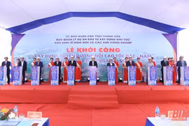 Các đại biểu thực hiện nghi thức khởi công dự án đường nối cao tốc Bắc-Nam, Quốc lộ 1A đi cảng Nghi Sơn. (Nguồn: Báo Thanh Hóa)