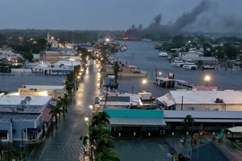 Cảnh ngập lụt do bão Idalia tại Tarpon Springs, bang Florida, Mỹ ngày 30/8/2023. (Ảnh: Getty Images/TTXVN)