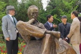 Tượng cố nhạc sỹ Trịnh Công Sơn. (Ảnh: Tường Vi/TTXVN)