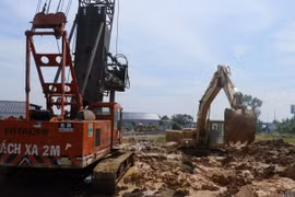 Nhà thầu xây dựng gói thầu XL2 của dự án thành phần 7 Đường Vành đai 3 TP Hồ Chí Minh huy động nhiều máy móc, thiết bị thi công nhằm đảm bảo tiến độ dự án. (Ảnh: Bùi Giang/TTXVN)