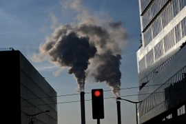 Khói thải bốc lên từ một nhà máy tái chế rác thải ở Paris, Pháp. (Ảnh: AFP/TTXVN)