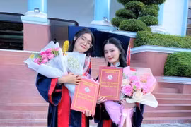 Dương Thị Phương Nhi (bên trái) tốt nghiệp Cao đẳng Dược năm 2023. (Ảnh: TTXVN phát)