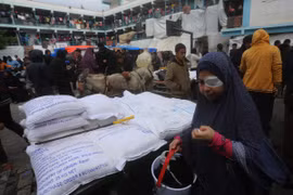Người dân chờ nhận lương thực cứu trợ của UNRWA tại Rafah, Dải Gaza. (Ảnh: THX/TTXVN)