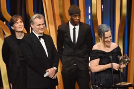 Cillian Murphy, Christopher Nolan, Charles Roven và Emma Thomas (từ trái sang) nhận giải BAFTA phim hay nhất cho phim "Oppenheimer" trên sân khấu. (Ảnh: Getty Images)