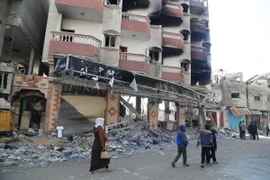 Các tòa nhà bị phá hủy sau cuộc không kích của Israel xuống Dải Gaza ngày 19/1. (Ảnh: THX/TTXVN)
