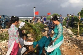 Cán bộ, chiến sỹ và nhân dân đảo Song Tử Tây tích cực hưởng ứng Tết trồng cây. (Ảnh: TTXVN phát)