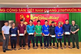 Lãnh đạo UBND thành phố Vũng Tàu và Đồn Biên phòng Bến Đá hỗ trợ các ngư dân của tàu cá bị chìm. (Ảnh: TTXVN phát)