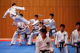 Các vận động viên taekwondo của Triều Tiên tham gia màn biểu diễn chung với các vận động viên taekwondo Hàn Quốc bên lề Thế vận hội mùa đông Olympic Pyeongchang, Hàn Quốc ngày 12/2/2018. (Ảnh: AFP/TTXVN)