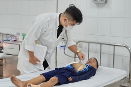 Bệnh nhi đang điều trị hồi sức tích cực tại Trung tâm Nhi khoa, Bệnh viện Trung ương Huế. (Ảnh: Mai Trang/TTXVN)