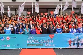 Đại biểu cán bộ, hội viên, tình nguyện viên Chữ thập Đỏ cùng sinh viên đi bộ hưởng ứng ngay sau phát động Chiến dịch "Triệu Bước chân nhân ái." (Ảnh: Thanh Tùng/TTXVN)