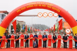 Các đại biểu thực hiện nghi thức cắt băng thông xe kỹ thuật cầu vượt đường sắt Hà Nội-Thái Nguyên. (Ảnh: Hoàng Nguyên/TTXVN)