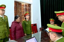 Lực lượng chức năng thi hành lệnh bắt tạm giam đối với Nguyễn Thị Hòa, Giám đốc Công ty TNHH Vạn Phúc. (Nguồn: Công an tỉnh Hà Giang)