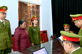 Lực lượng chức năng thi hành lệnh bắt tạm giam đối với Nguyễn Thị Hòa, Giám đốc Công ty TNHH Vạn Phúc. (Nguồn: Công an tỉnh Hà Giang)