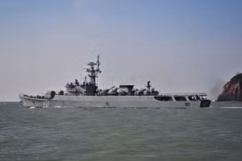 Tàu HTMS Kraburi tham gia chiến dịch tìm kiếm các thủy thủ trong vụ chìm tàu hộ tống HTMS Sukhothai ngày 20/12/2022. (Ảnh: AFP/TTXVN)