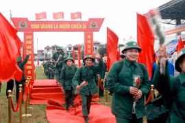 Thanh niên huyện Bình Xuyên lên đường nhập ngũ năm 2024. (Ảnh: Hoàng Hùng/TTXVN)