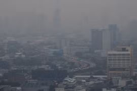 Ô nhiễm không khí nghiêm trọng ở thủ đô Bangkok, Thái Lan. (Ảnh: AFP/TTXVN)