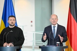 Thủ tướng Đức Olaf Scholz (phải) trong cuộc họp báo chung với Tổng thống Ukraine Volodymyr Zelensky tại Berlin, ngày 14/5/2023. (Ảnh: AFP/TTXVN)