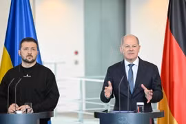Thủ tướng Đức Olaf Scholz (phải) trong cuộc họp báo chung với Tổng thống Ukraine Volodymyr Zelensky tại Berlin, ngày 14/5/2023. (Ảnh: AFP/TTXVN)