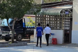 Cán bộ dẫn giải học viên trốn trại trở về. (Ảnh: Trung Hiếu/TTXVN)