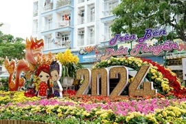 Khu vực cổng chào Chợ hoa Xuân “Trên bến dưới thuyền” năm 2024 được trang trí với nhiều tiểu cảnh sắc màu. (Ảnh: Thu Hương/TTXVN)