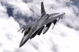 Máy bay chiến đấu F-16 của Không lực Mỹ thực hiện một chuyến bay diễn tập. (Ảnh: AFP/TTXVN)